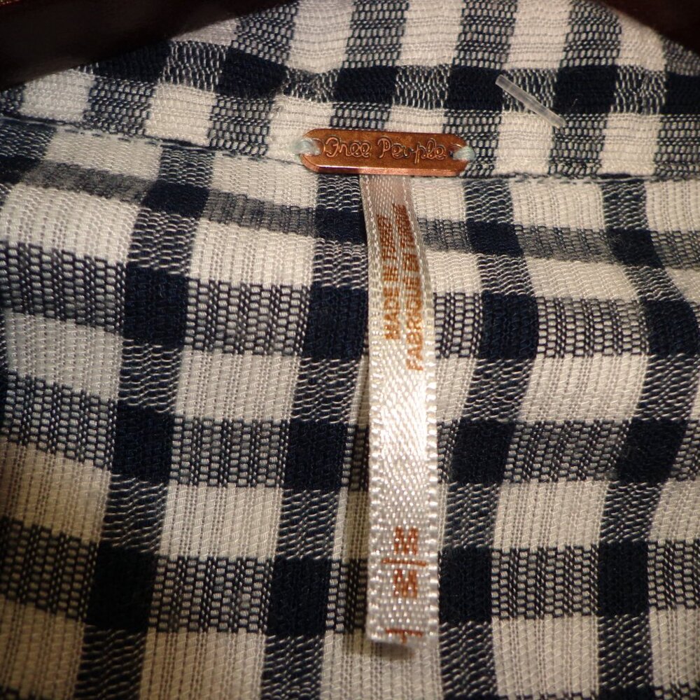 Free People Cropped Button Down Shirt M Checked Blues/White Long Sleeves Pocket - Picture 3 of 15